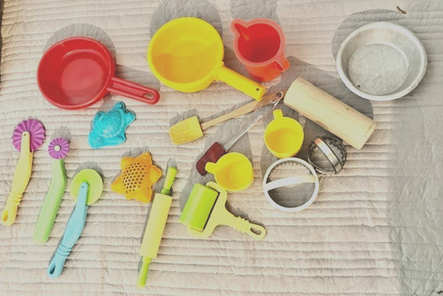Vintage; Create w/ Play-Doh Lot of 18 molds,tools. rollers, design toys, pans+