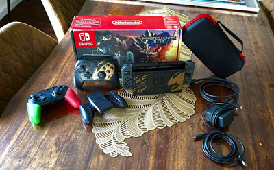 Nintendo Switch Monster Hunter Edition + 2 Pro Controller + SD Karte + Tasche