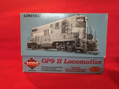 Train locomotive EMD GP9 échelle HO Proto 2000 Santa