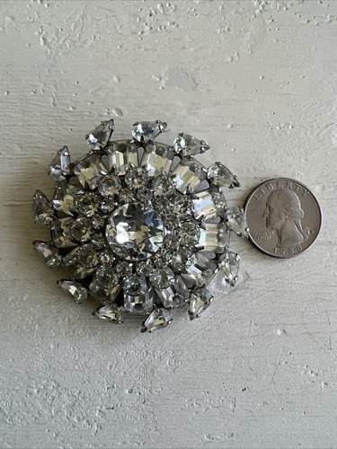 VINTAGE LG DESIGNER MARKED WEISS EMERALD ROUND RHINESTONE SILVER TONE PIN BROOCH - Picture 3 of 7