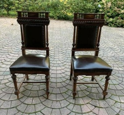 Coppia di antiche sedie legno e pelle