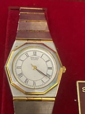 Vintage Seiko Watch Women Two Tone White Dial Hexagon 411968  display picture 3