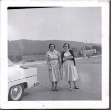 VINTAGE PHOTOGRAPH CAR SHELL GAS AD SIGNS GIRLS FASHION ROCKWOOD TENNESSEE PHOTO