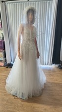 Wedding dress with veil, size small, very lightweight, white with pearl And.....