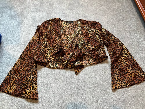 GRÖßE UK 10 - QED LONDON - CROPPED LANGARM BLUSE ANIMAL PRINT