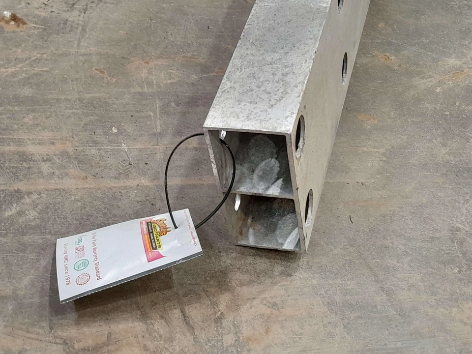 Refuerzo de barra de impacto para parachoques trasero Infiniti G25 2011-2012 OEM 85030JK51A Foto 3 de 4