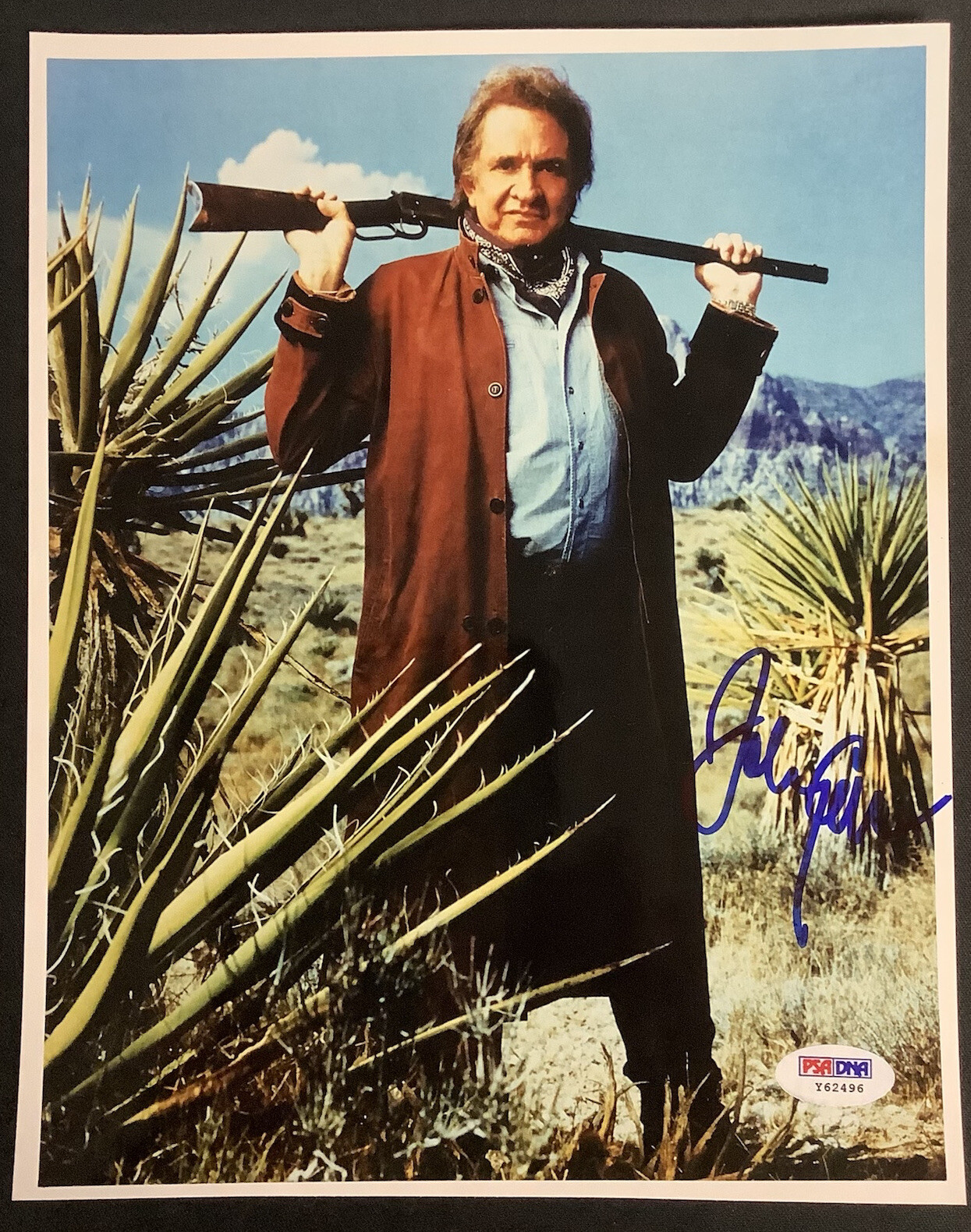 Johnny Cash Signed Photo 8x10 Music Rockabilly Autograph Gun Ring Fire PSA/DNA