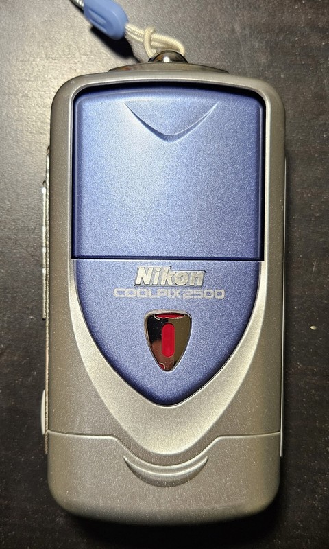 Nikon COOLPIX 2500 2.0MP Digital Camera