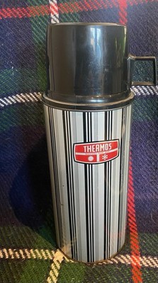 Vintage Thermoskanne groß 1,02 Liter schwarz/grau gestreift Modell 10-100 Deckel & Tasse