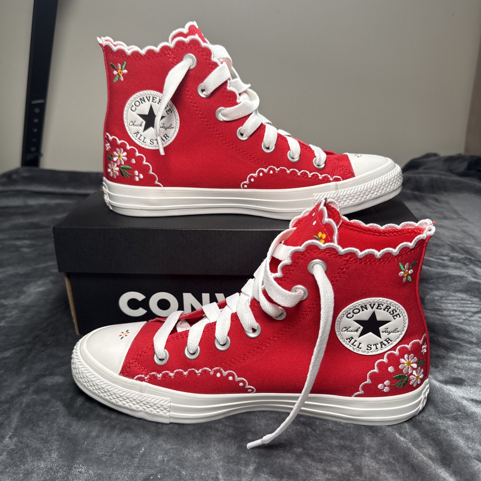 Converse CTAS Red/Green/White Women's Size 8 High Top Sneakers NWB A13518C thumbnail 2