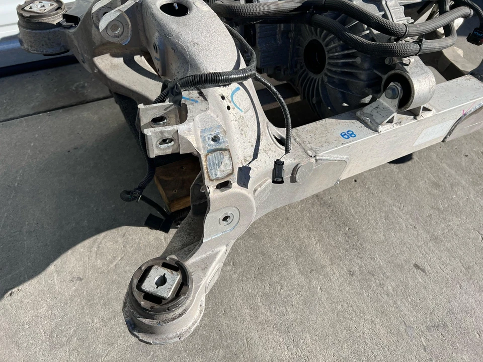 2016-2020 Tesla Model X S Engine Motor Rear Drive Unit W/ Subframe 1037000-00-F — 第 3/4 张图片