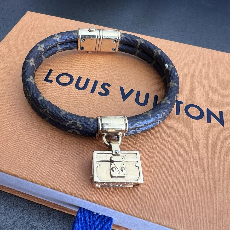 Louis Vuitton Auténtico Monograma Doble Envoltura Pulsera con Dije Foto 2 de 4