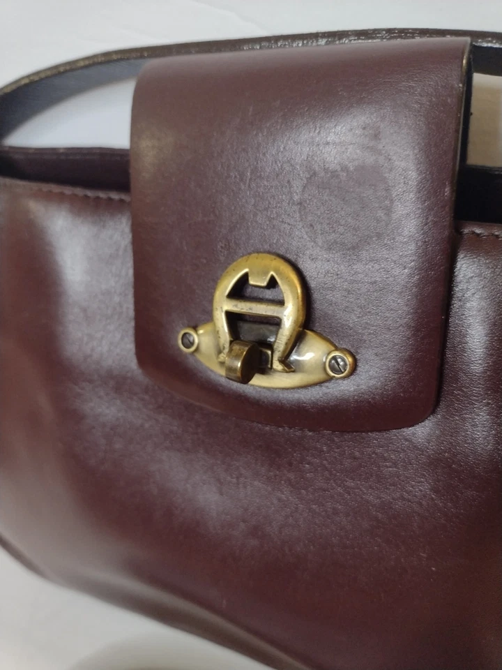 Bolso con solapa de cuero Etienne Aigner 50 años + bolsa extra vintage oro sangre de buey Foto 3 de 4