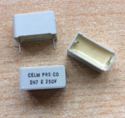 Condenstore 330000PF 100V poliestere scatolino passo 15mm, confezione 4 pezzi