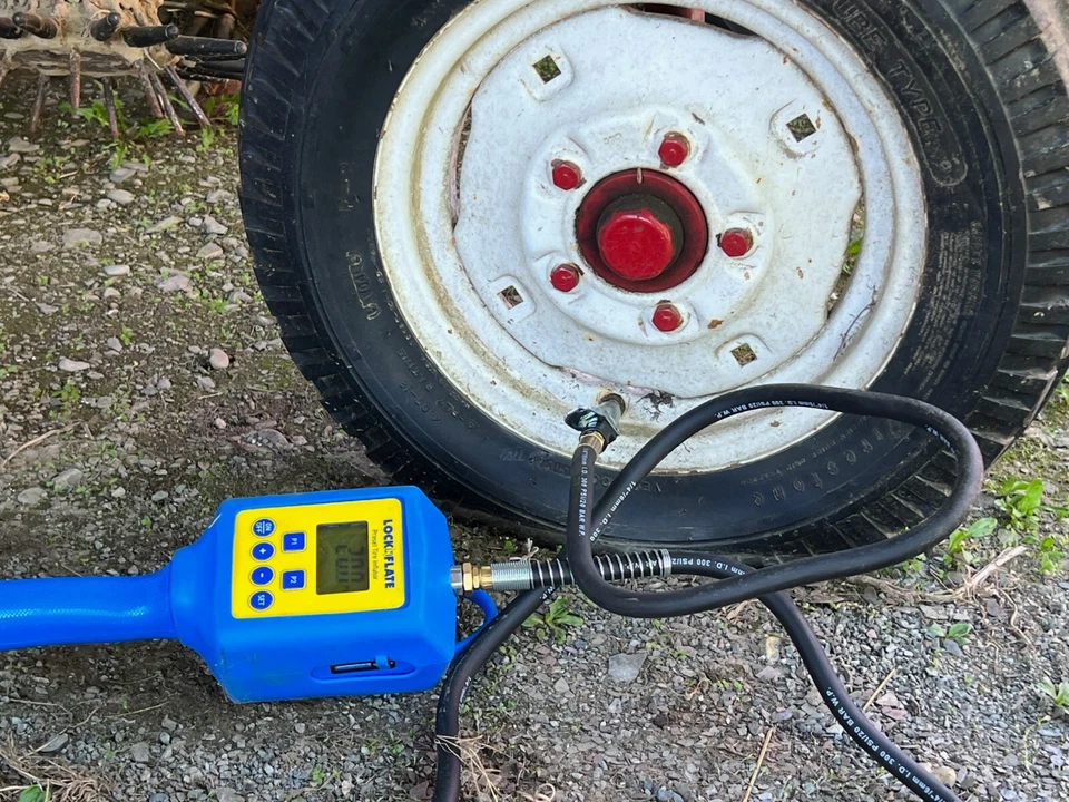 Medidor inflador de neumáticos digital preestablecido - Incluye el portabrocas de aire LockNFlate® Foto 3 de 4