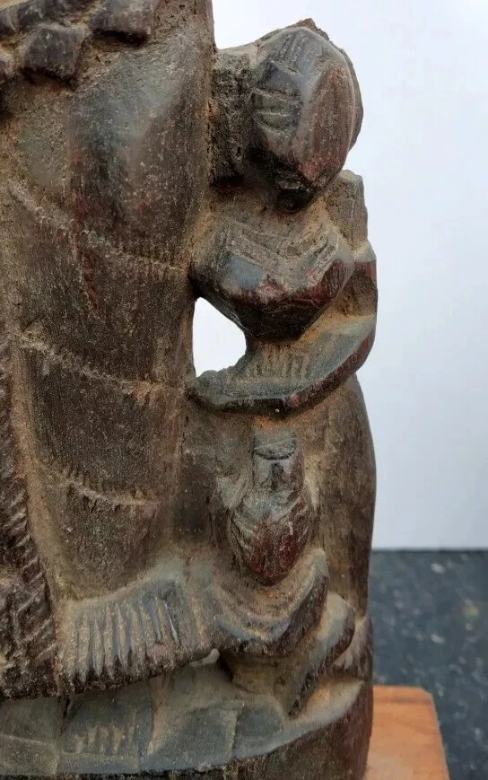 Древняя деревянная резная южноиндийская племенная скульптура матери и ее детей - Изображение 4 из 4