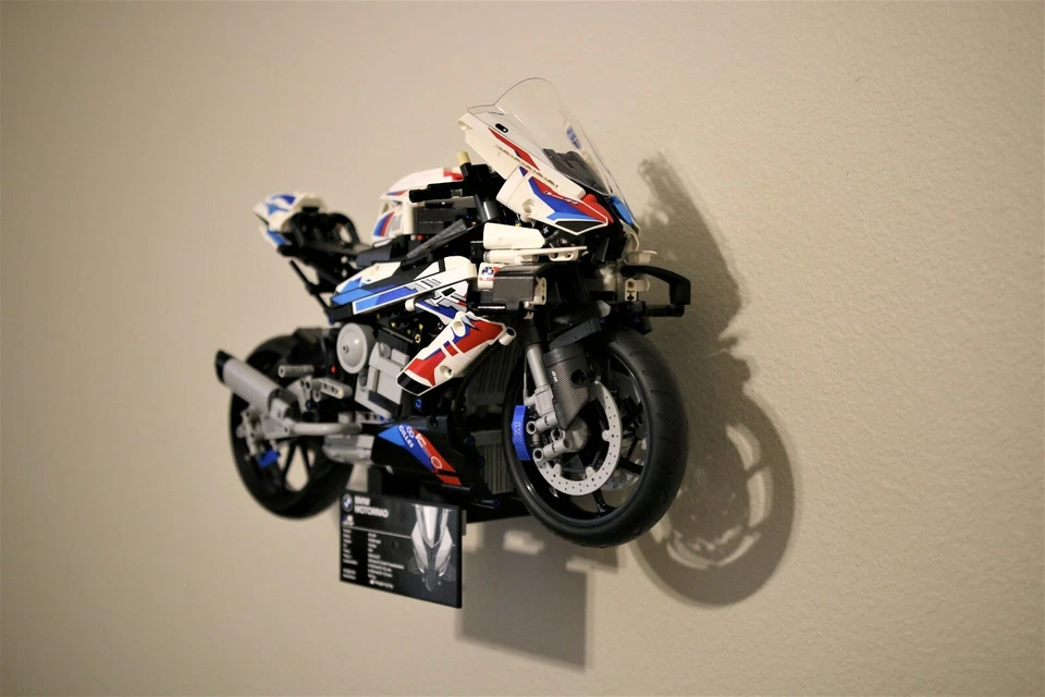 Ultimate Display Solutions pantalla de montaje en pared para Lego 42130 BMW M 1000RR Foto 3 de 4