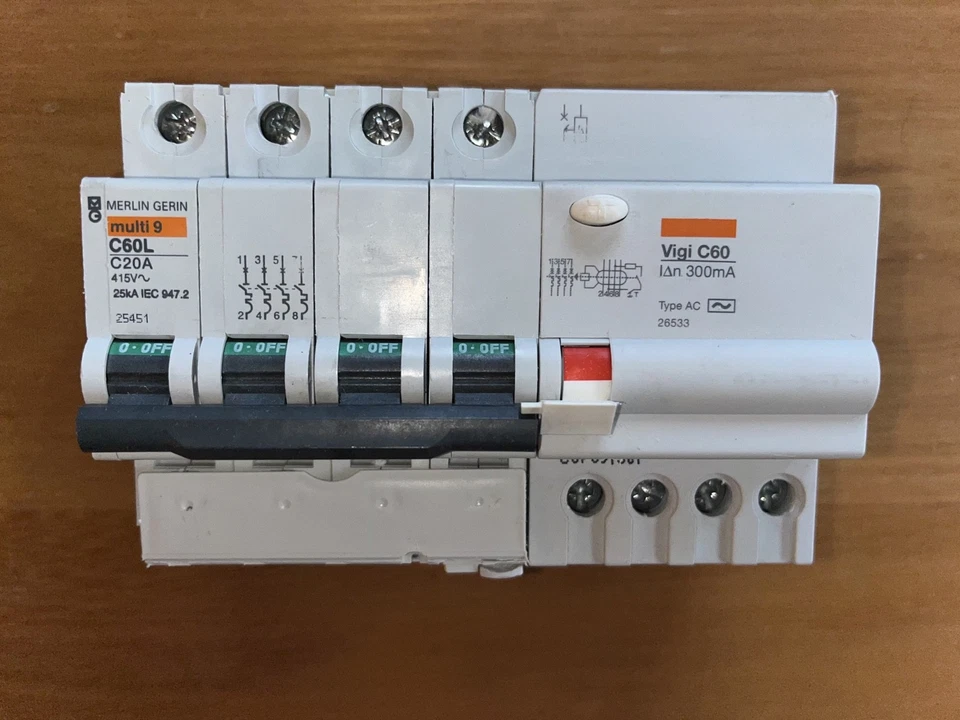 DISJONCTEUR DIFFERENTIEL TETRAPOLAIRE 20A 300mA TRIPHASE +N, MERLIN GERIN PC25KA - Photo 4/4