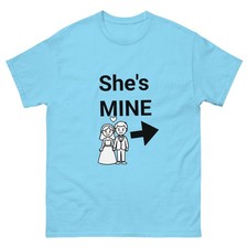 Camiseta clásica unisex azul mejor pareja recién casada regalo ella es mía con flecha