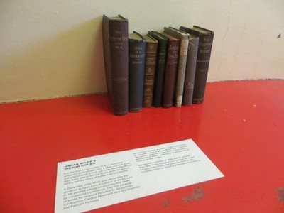 Foto 6x4 Oscars Bücher Lesen Die Bücher Oscar Wilde mit einem Flugblatt telli c2016