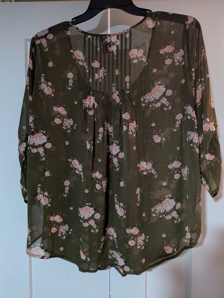 ¡NUEVO! Blusa Floral Verde Tórrido Talla 0 1X Pintuck Talla 1X Transparente Foto 4 de 4