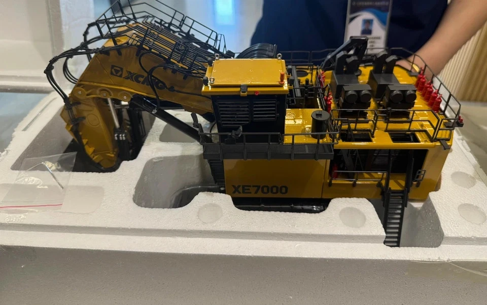 1:50 XCMG XE7000 Mining Excavator - Original Alloy Gift Model - Image 4 of 4