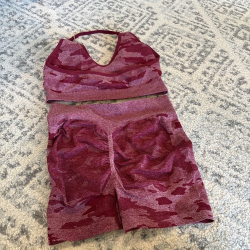 Conjunto de Top y Pantalones Cortos Activos Estampado Camuflaje Borgoña SHEIN - Imagen 2 de 3