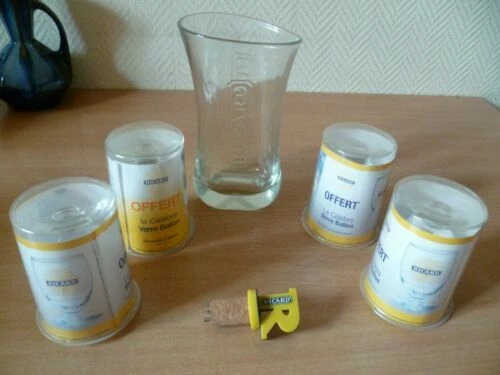 Objets publicitaires de collection de Ricard et autres pastis carafes en verre