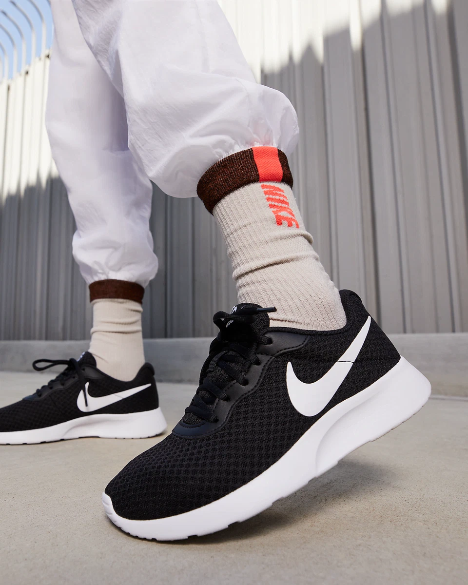 black nike tanjun shoes