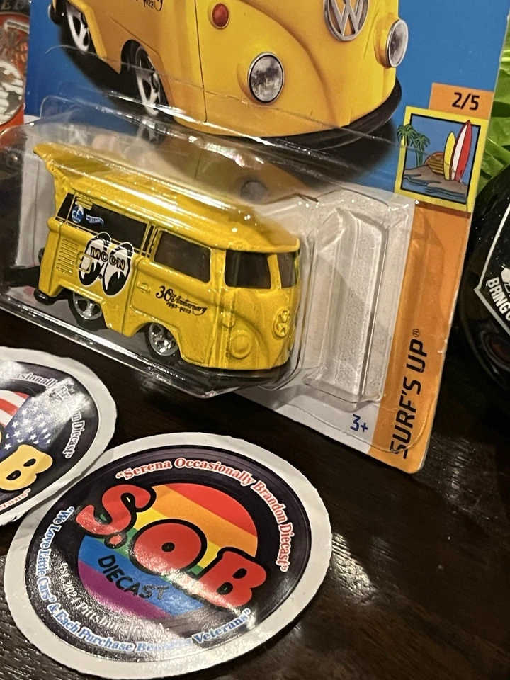Autobús VW Hot Wheels Kool Kombi Volkswagen Van Mooneyes 1:64 amarillo sellado casi nuevo estado Foto 4 de 4