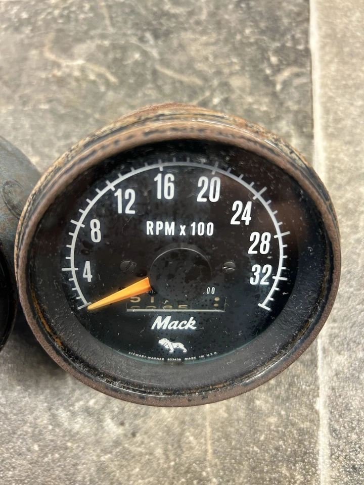 Velocímetro y tacómetro Mack Truck Foto 3 de 4