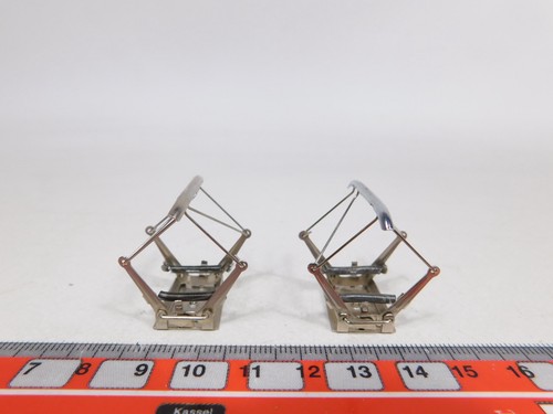 2 Pantographes + Isolateurs Marklin/Roco Pour Loco CCS 800 - Échelle HO - Métal