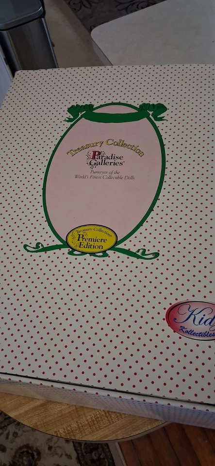 Paradise Galleries "Baby Lindsay Ensemble" Nuevo...incluye cesta de mimbre, ropa Foto 4 de 4