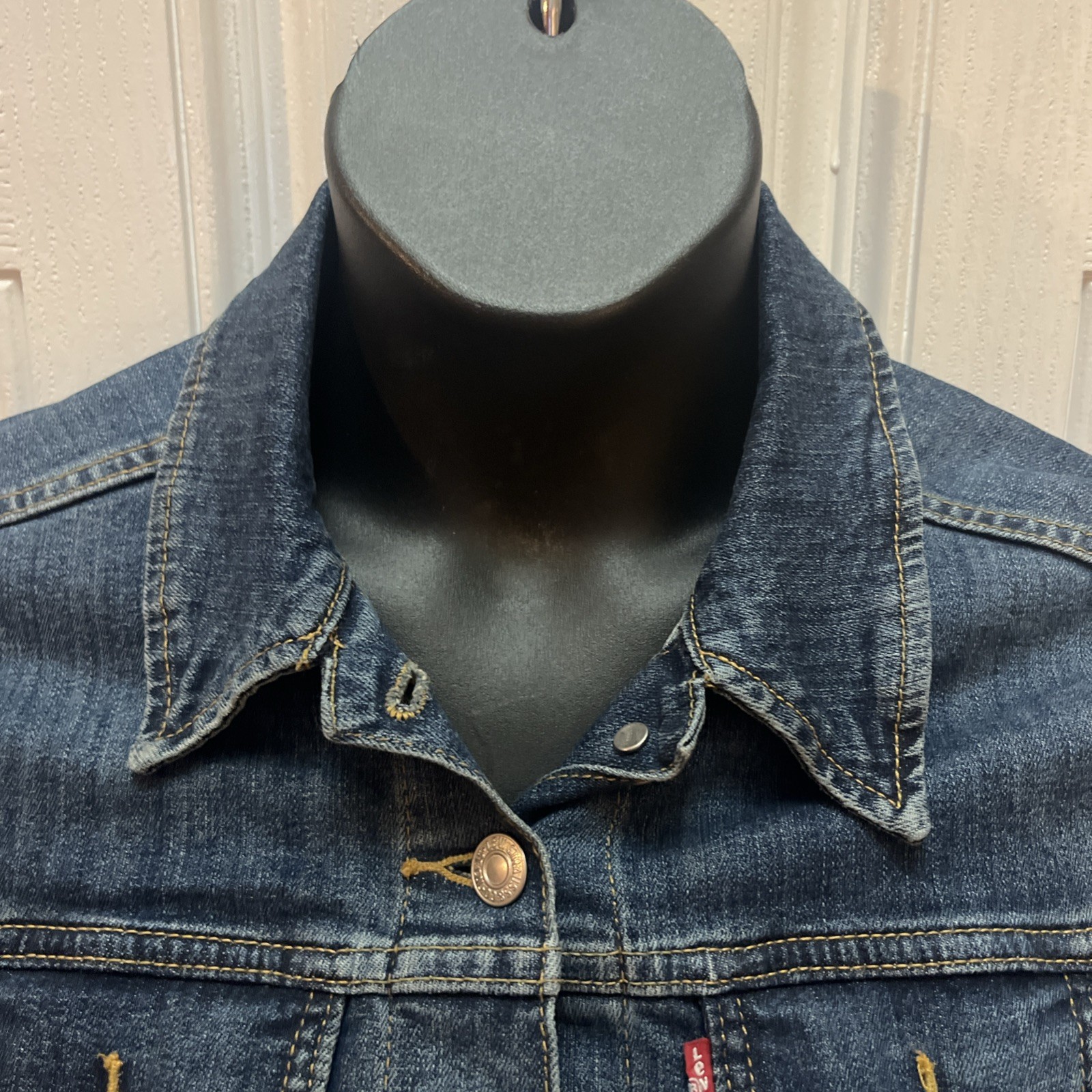 Women’s Levis Demin Jacket Size Medium - image 4