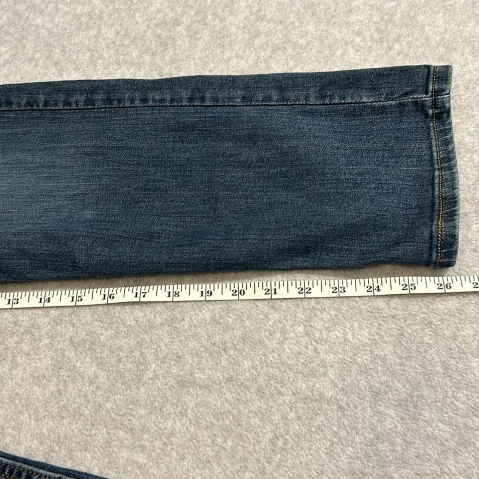 Vaqueros rectos clásicos Wrangler - algunos enganches o signos de angustia Foto 3 de 4