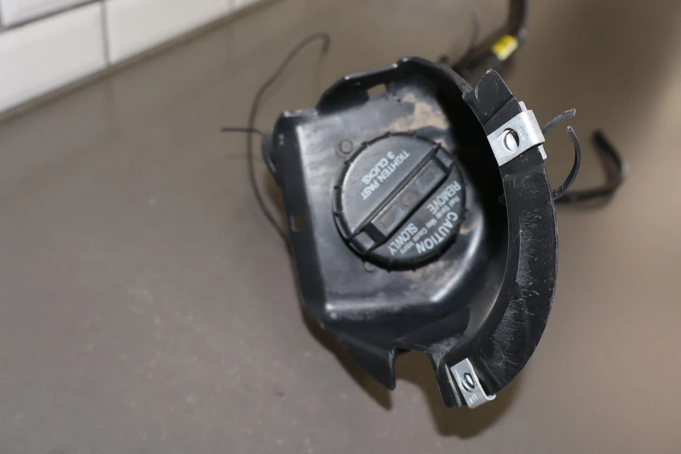 07-14 GMC Yukon Denali SWB cuello de llenado de combustible libre de óxido OEM 6,2 L V8 Foto 2 de 4