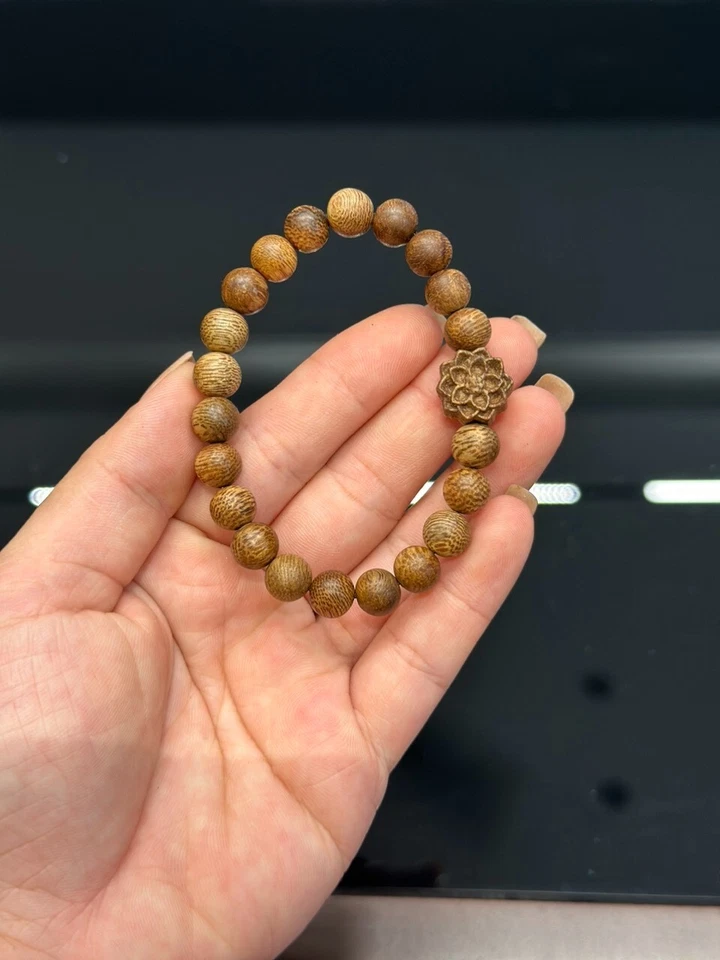 Pulsera artesanal de madera de agar Kien Viet de 8 mm con dije de loto - cuentas naturales Foto 3 de 4