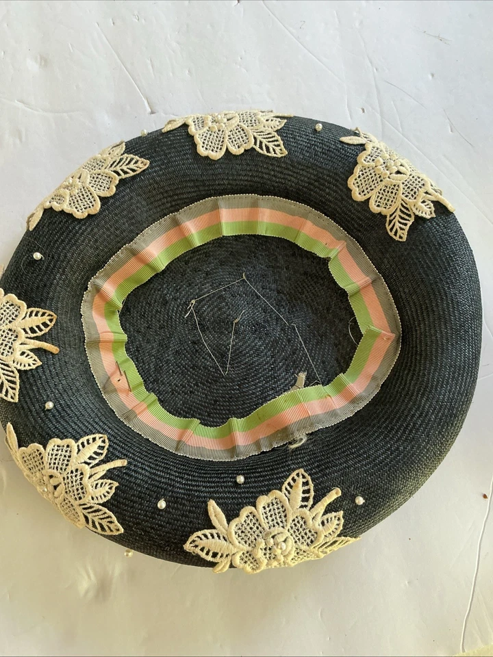 Sombrero de paja vintage gris carbón perlas encaje crema  Foto 3 de 3