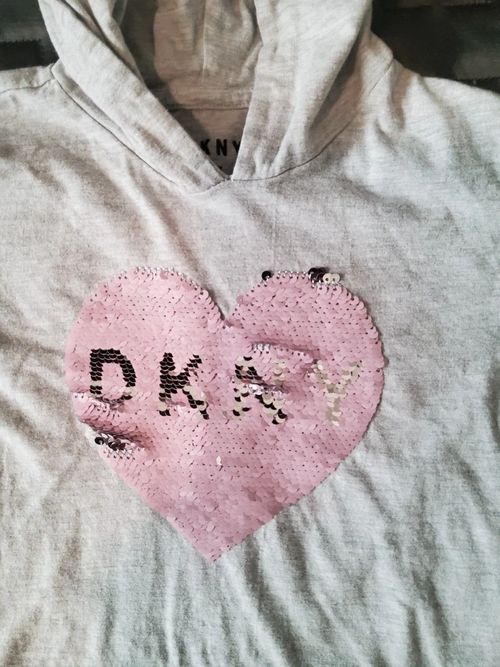 Vestido con Capucha DKNY Niñas Manga Corta Gris Rosa Corazón Lentejuelas Logo 6X Foto 2 de 4