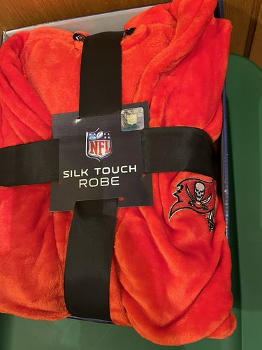 TAMPA BAY BUCCANEERS NFL NORTHWEST SILK TOUCH BATH RED ROBE, MEN'S SIZE L/XL-NEW - Picture 2 of 6