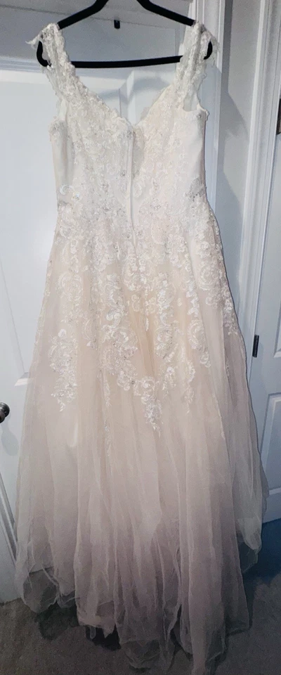 Vestido de novia con cuentas fuera del hombro con superposición de malla transparente y mini tren talla 16W Foto 2 de 4