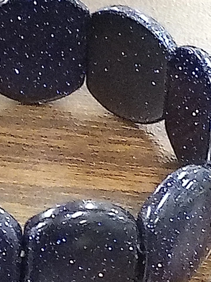 Pulseira elástica feita à mão de pedra galáxia de arenito azul (6,5 pol.) - Imagem 3 de 4