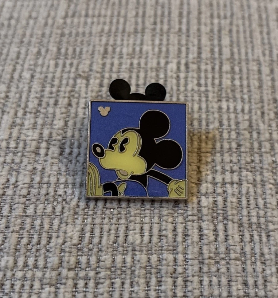 Disney pin Mickey Mouse Mickey purple