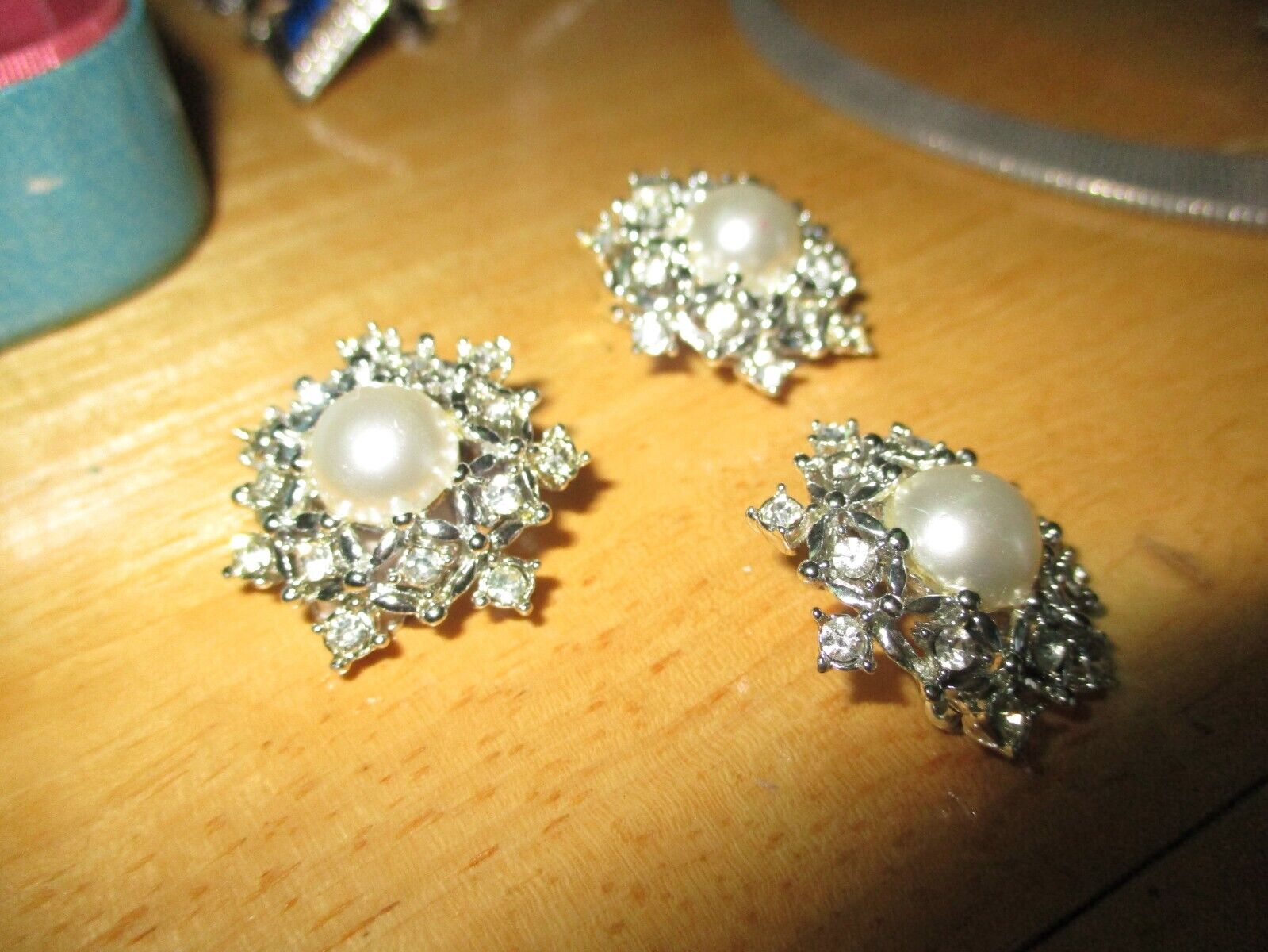 Sarah Cov faux pearl brooch &Earrings - image 7