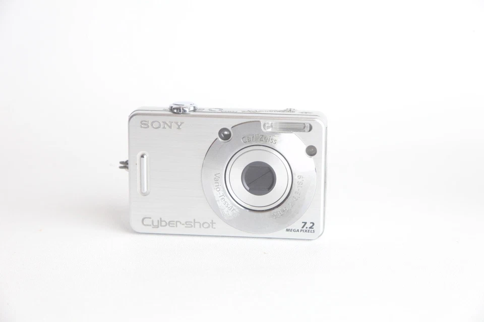 Sony Cybershot DSC-W70 7.2MP Digital Camera With Case Charger Card etc TESTED - Image 2 of 4