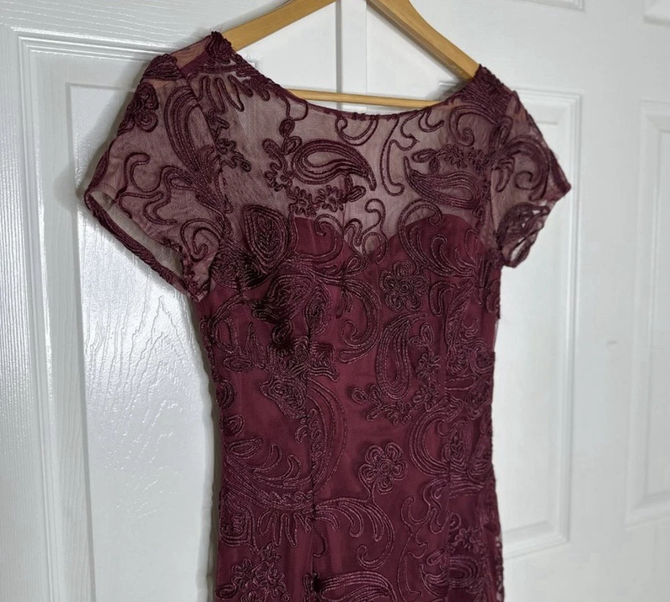 Vestido de sirena borgoña con cordones manga corta cuello barco JS Collections para mujer Foto 3 de 4