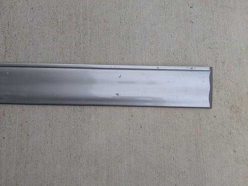 Moldura lateral puerta trasera pasajero derecho Toyota Sequoia 01-07 genuina OEM - plateada - Imagen 3 de 8
