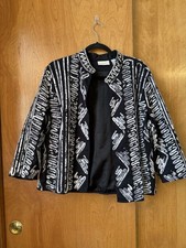 Chico  s Size 2 Women  s BEAUTIFUL Bolero Box Jacket Black  White Abstract Design