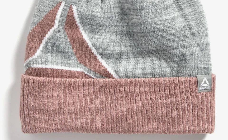 Gorro Reebok para mujer con logotipo intarsia pompón nuevo con etiquetas color gris con ribete rubor Foto 3 de 4