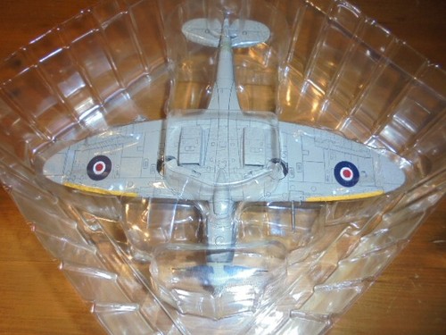 HOBBY MASTER HA7102 1/48 SPITFIRE MK.XIVc GRIFFON RAF 610 SQN V-1 KILLER NEWBERY - Foto 6 di 11